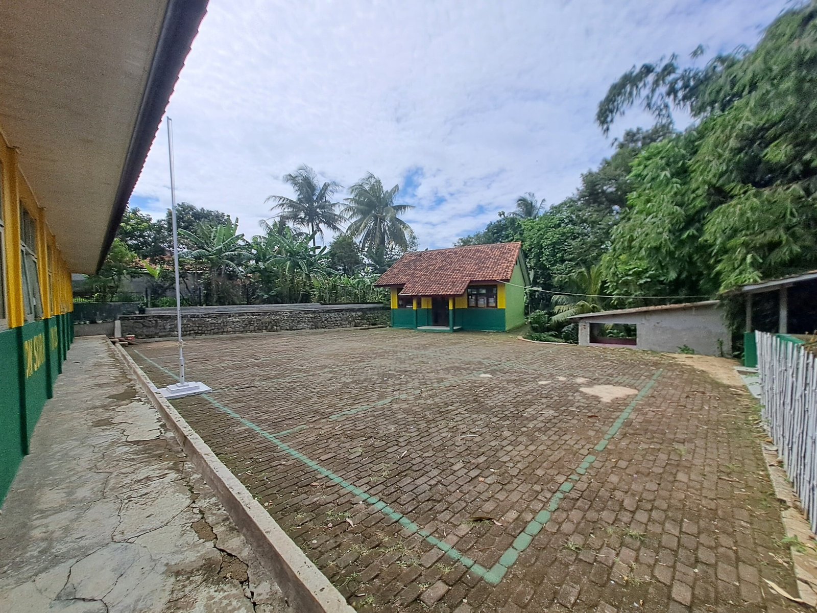 Lapangan Olahraga & Area Aktivitas